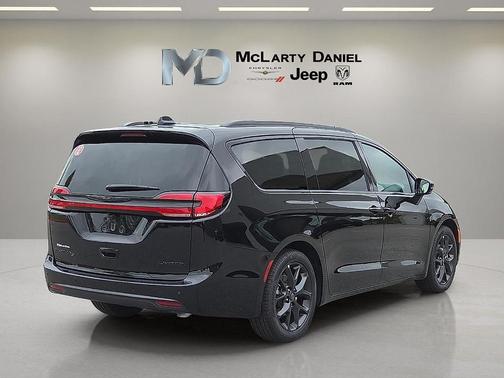 Diamond Black 2026 Chrysler Pacifica Limited