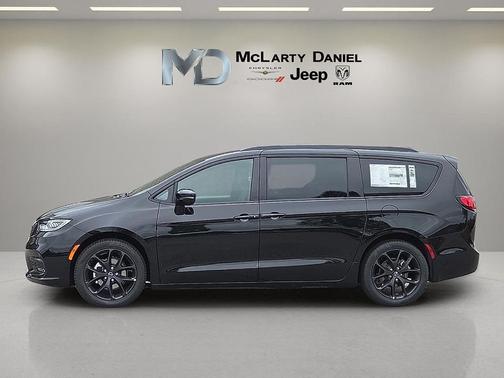 Diamond Black 2026 Chrysler Pacifica Limited