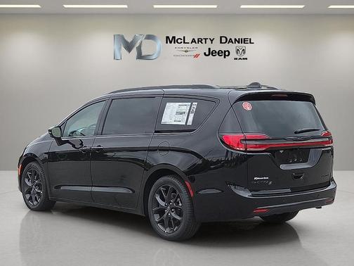 Diamond Black 2026 Chrysler Pacifica Limited