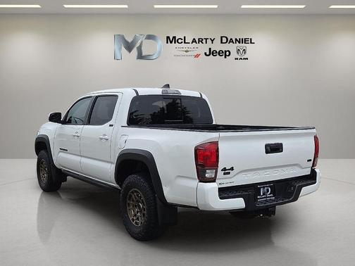 White 2022 Toyota Tacoma SR5