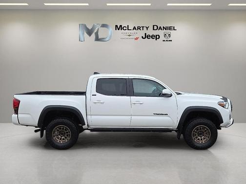 White 2022 Toyota Tacoma SR5