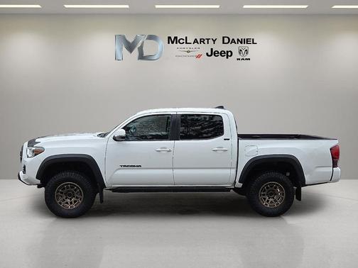 White 2022 Toyota Tacoma SR5