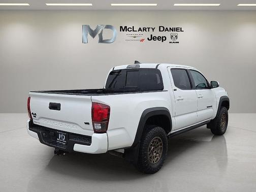 White 2022 Toyota Tacoma SR5