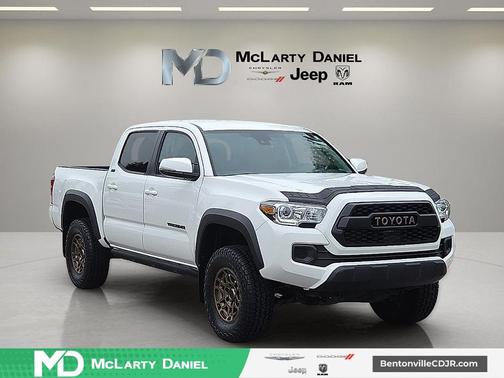 White 2022 Toyota Tacoma SR5