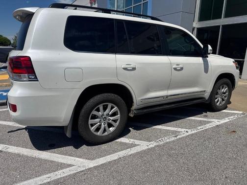 Blizzard Pearl 2017 Toyota Land Cruiser V8