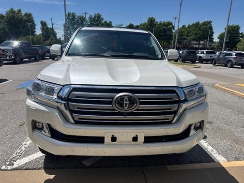 Blizzard Pearl 2017 Toyota Land Cruiser V8