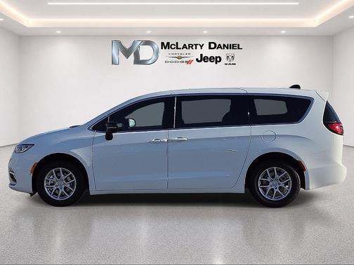 Bright White Clearcoat 2026 Chrysler Pacifica Select