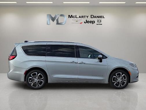 Silver Mist Clearcoat 2026 Chrysler Pacifica Pinnacle