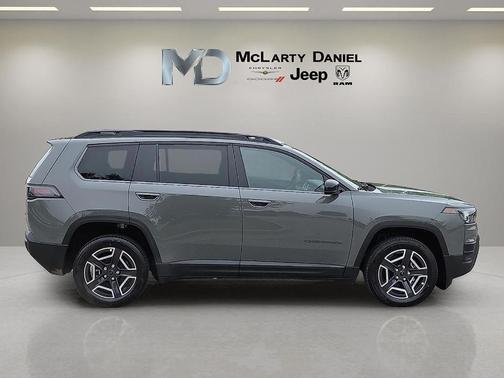 Sting Gray Clearcoat 2026 Jeep Cherokee LAREDO/LIMITED