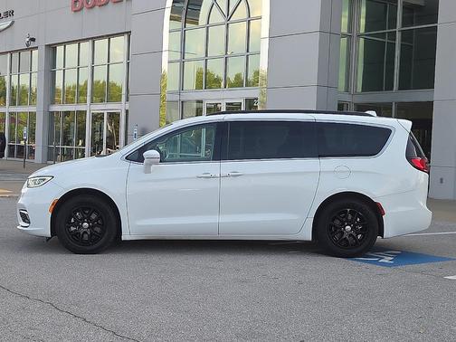 Bright White Clearcoat 2022 Chrysler Pacifica Touring-L