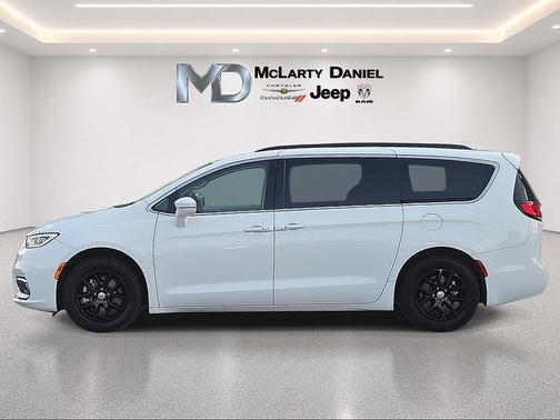 Bright White Clearcoat 2022 Chrysler Pacifica Touring L