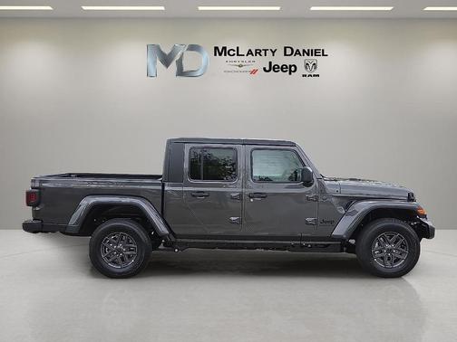 Granite Crystal Clearcoat Metallic 2026 Jeep Gladiator Sport