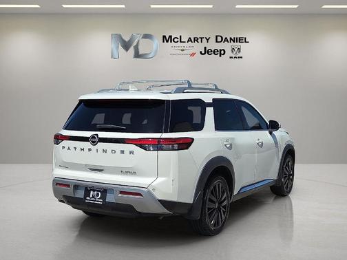 White 2023 Nissan Pathfinder Platinum