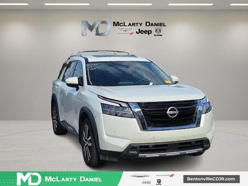 White 2023 Nissan Pathfinder Platinum