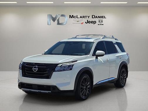 White 2023 Nissan Pathfinder Platinum