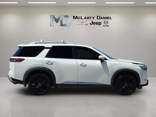 White 2023 Nissan Pathfinder Platinum
