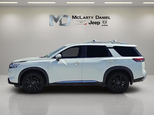White 2023 Nissan Pathfinder Platinum