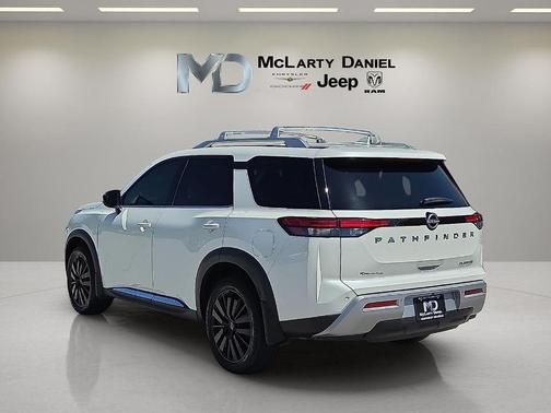 White 2023 Nissan Pathfinder Platinum