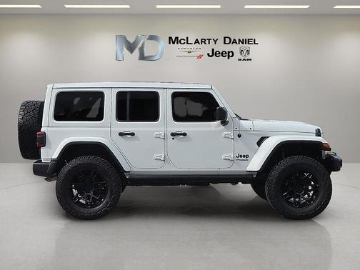 Bright White Clearcoat 2022 Jeep Wrangler Unlimited Sahara Altitude