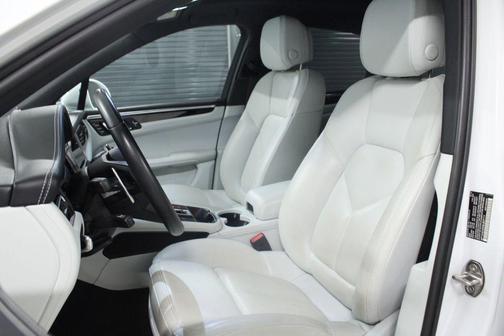 Carrara White Metallic 2022 Porsche Macan Base
