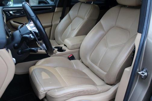 2018 Porsche Macan Base (PDK)