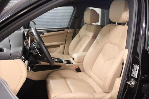 Jet Black Metallic 2025 Porsche Macan