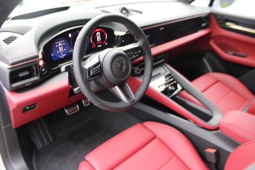 2025 Porsche Macan Turbo