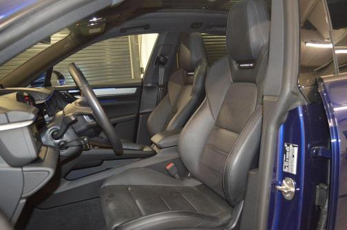 Gentian Blue Metallic 2024 Porsche Macan 4