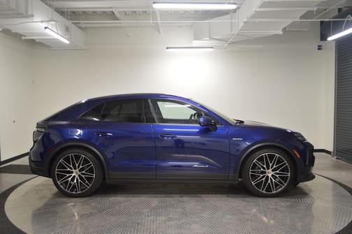 Gentian Blue Metallic 2024 Porsche Macan 4