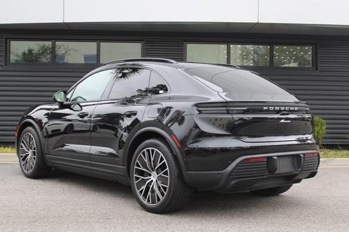 2025 Porsche Macan Base