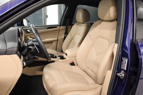 Gentian Blue Metallic 2026 Porsche Macan