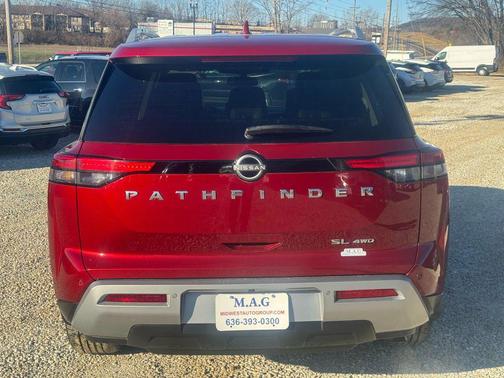 2022 Nissan Pathfinder SL 4WD