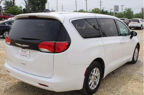 2022 Chrysler Voyager LX