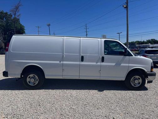 Summit White 2018 Chevrolet Express 2500 Work Van