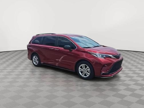 2022 Toyota Sienna XSE 7 Passenger