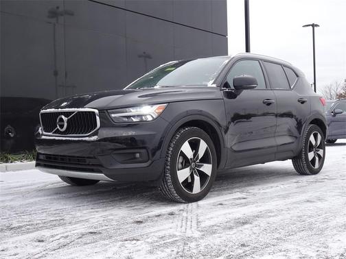 2021 Volvo XC40 T5 Momentum