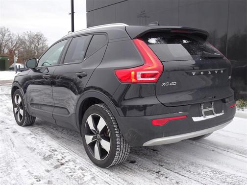 2021 Volvo XC40 T5 Momentum