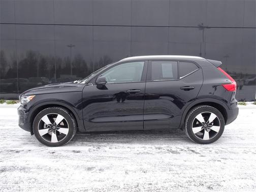 2021 Volvo XC40 T5 Momentum