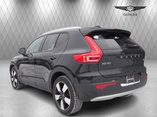 2021 Volvo XC40 T5 Momentum