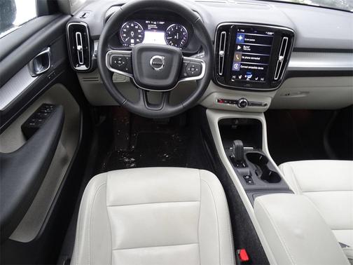 2021 Volvo XC40 T5 Momentum