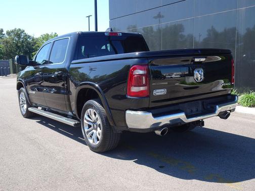 Diamond Black Crystal Pearlcoat 2022 RAM 1500 Longhorn