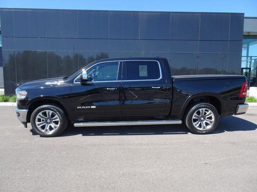 Diamond Black Crystal Pearlcoat 2022 RAM 1500 Longhorn