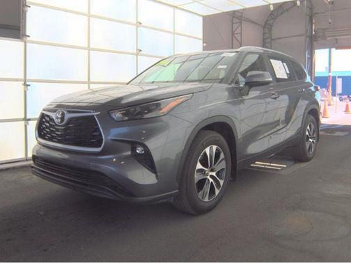 Magnetic Gray Metallic 2024 Toyota Highlander XLE