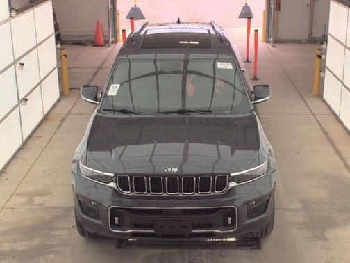 Baltic Gray Metallic Clearcoat 2023 Jeep Grand Cherokee L Overland