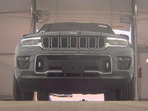 Baltic Gray Metallic Clearcoat 2023 Jeep Grand Cherokee L Overland