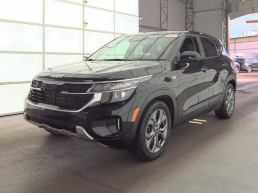 Fusion Black 2024 Kia Seltos LX