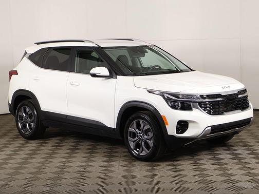 Snow White Pearl 2024 Kia Seltos S