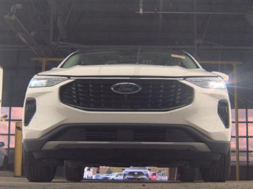 Star White Metallic Tri-Coat 2023 Ford Escape Active