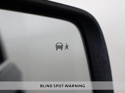 Mosaic Black Metallic 2022 Chevrolet Traverse LT Cloth