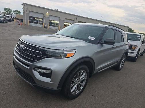 Iconic Silver Metallic 2023 Ford Explorer XLT